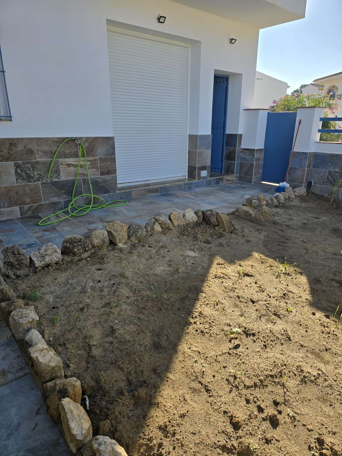 Se alquila bajo a estrenar de dos dormitorios