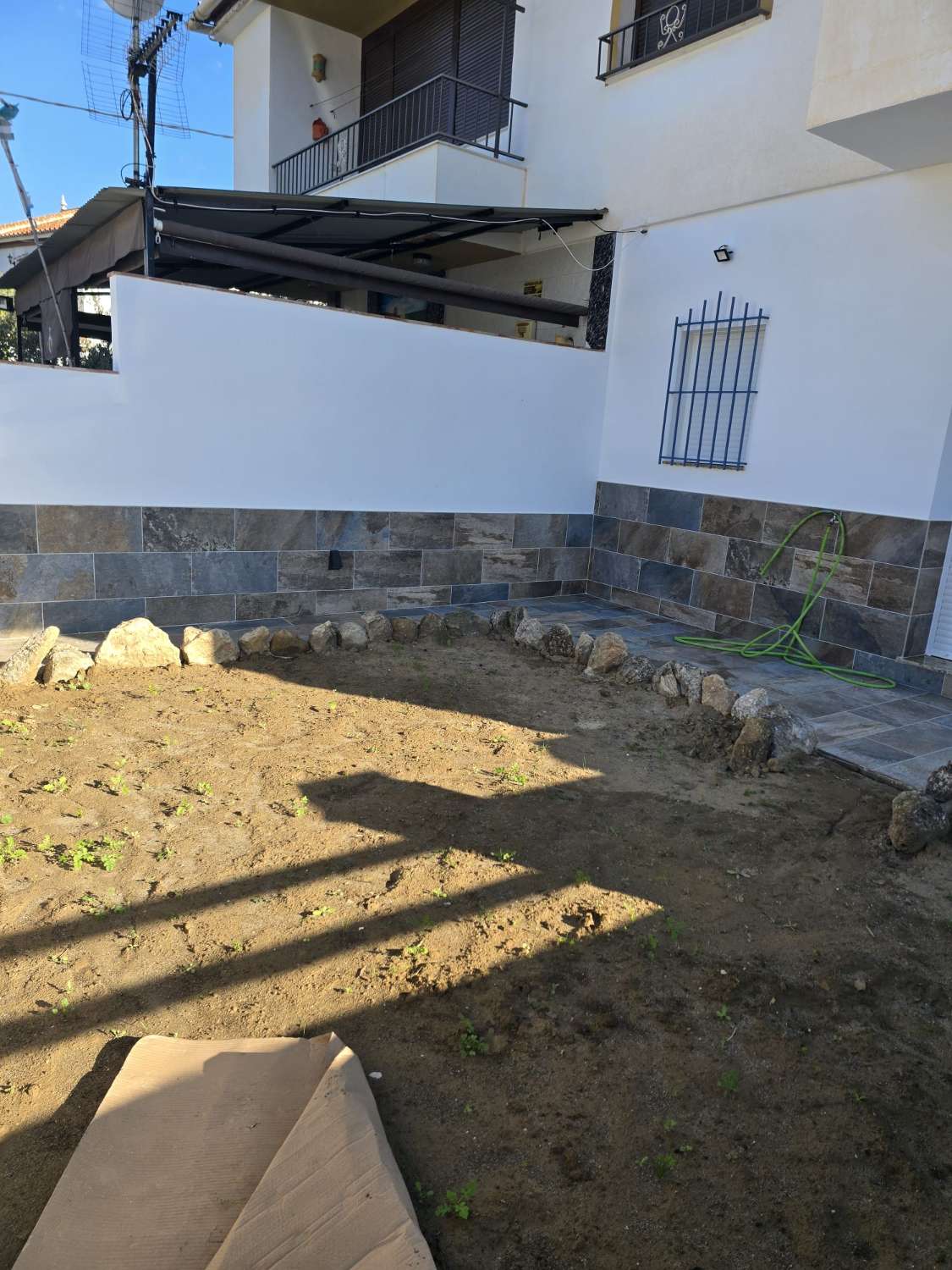 Se alquila bajo a estrenar de dos dormitorios