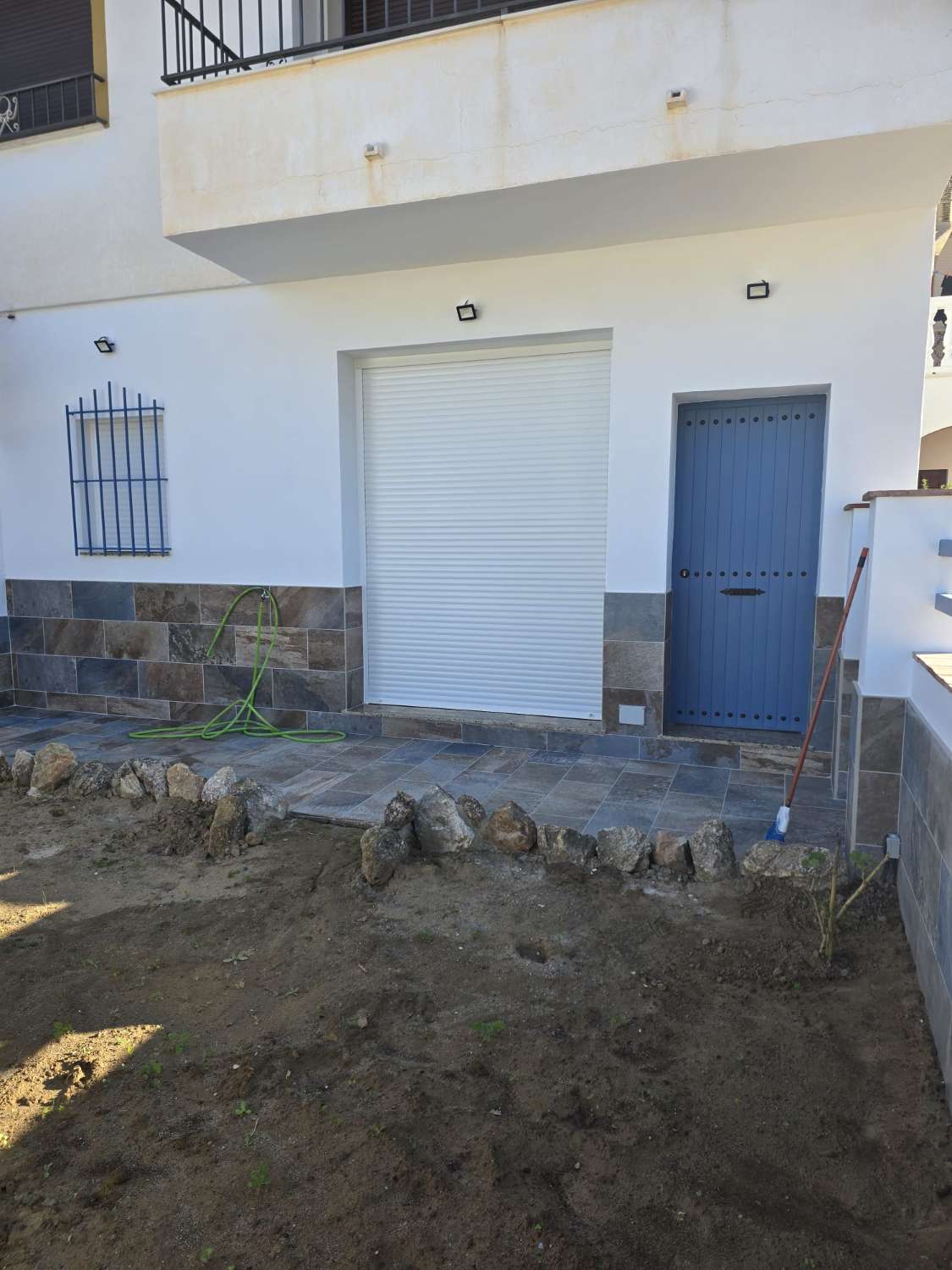 Se alquila bajo a estrenar de dos dormitorios